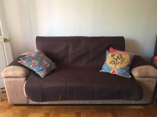 Capa de sofá marrom com almofadas