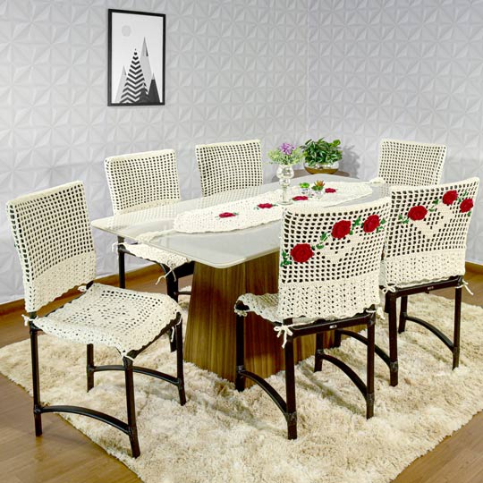mesa de jantar com capas para cadeiras de madeira feita de crochê