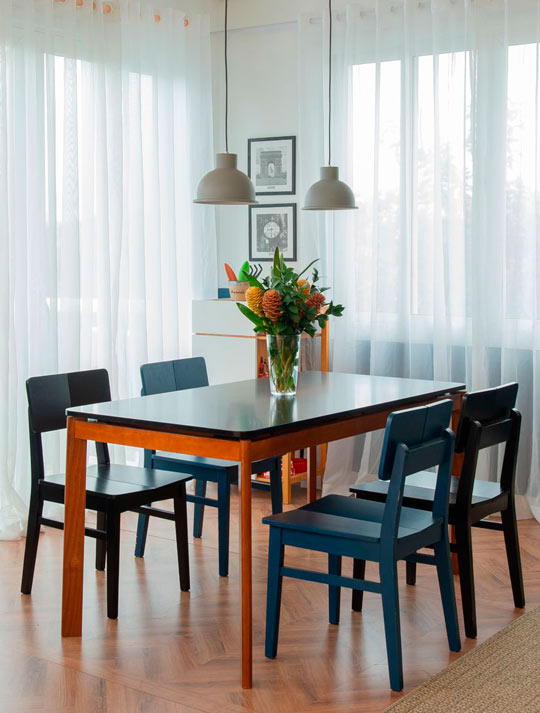 mesa de jantar com quatro cadeiras de madeira