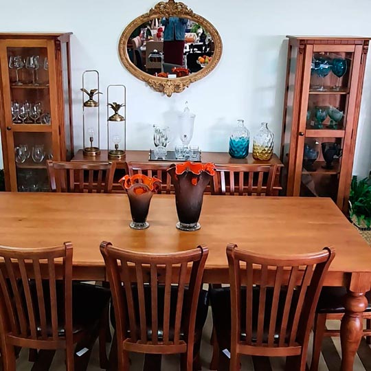 conjunto de jantar com mesa, cadeiras, cristaleira e buffet