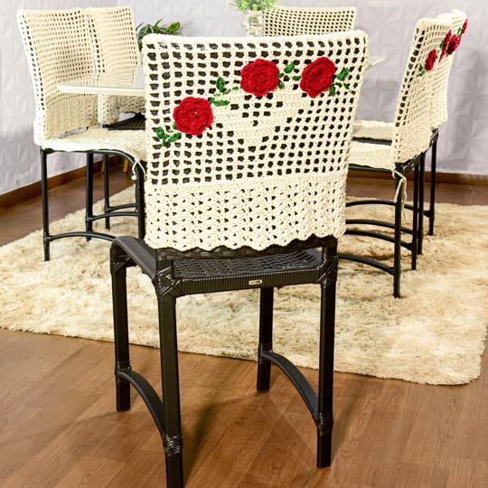 capa de crochê com rosas vermelhas para cadeira de madeira ou vime