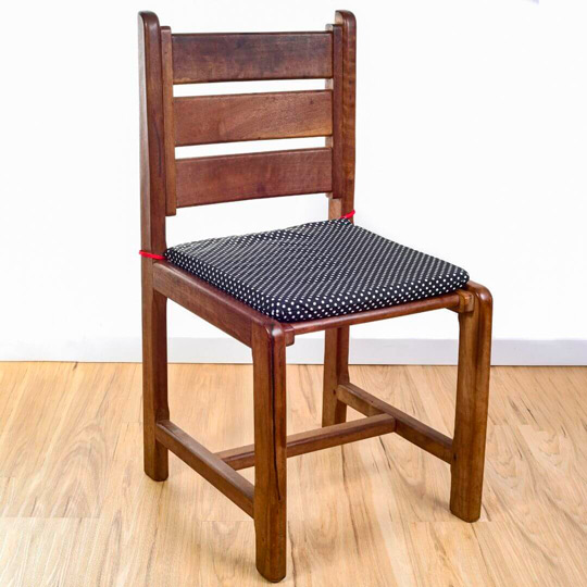 cadeira de madeira com capa de assento com enchimento de espuma