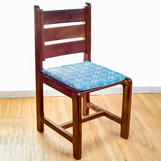 cadeira de madeira com almofada para assento