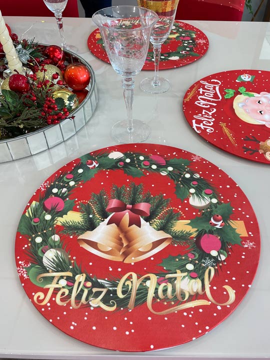 Veja como criar uma decoração de mesas de Natal barata e encantadora