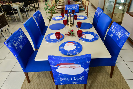 decoração de mesa de natal barata com sousplats azuis e capas para cadeiras de jantar