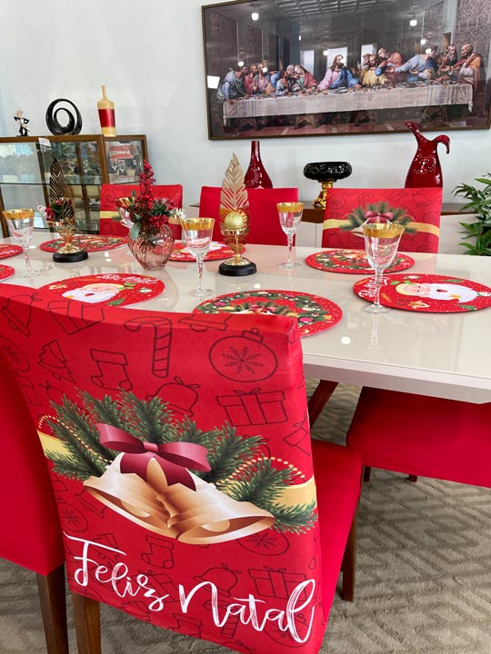 Veja como criar uma decoração de mesas de Natal barata e encantadora