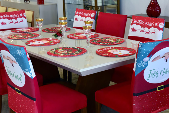 decoração de mesa de natal simples com enfeites de papai noel