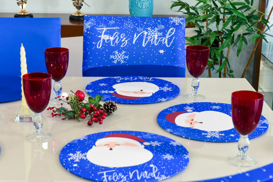 decoração de mesa de natal barata com sousplats natalinos e capas de cadeira azuis