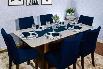 mesa posta com capa de cadeira spandex azul marinho