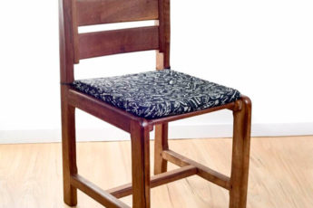 cadeira de madeira com capa para assento preto com estampa de cupcake
