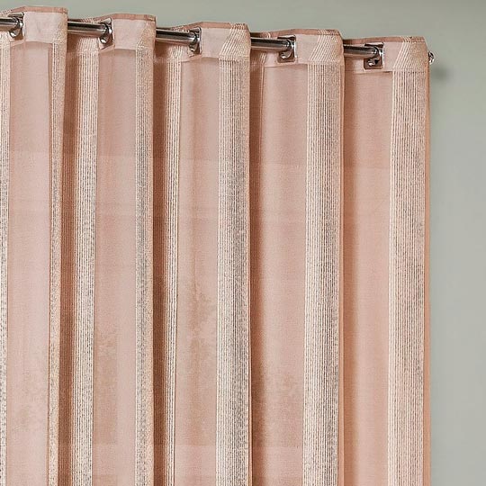 detalhe de cortina para sala com listas bordadas