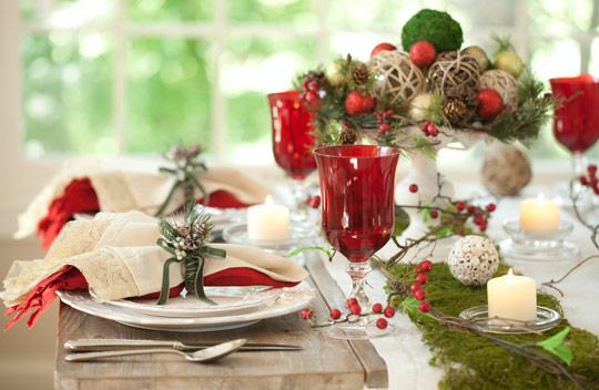 mesa posta de natal com taças vermelhas