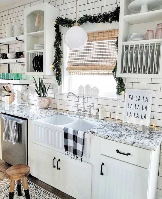 cozinha branca com decoração de natal simples