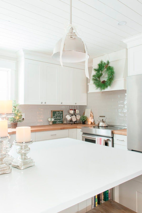 cozinha clean com decoração de natal minimalista
