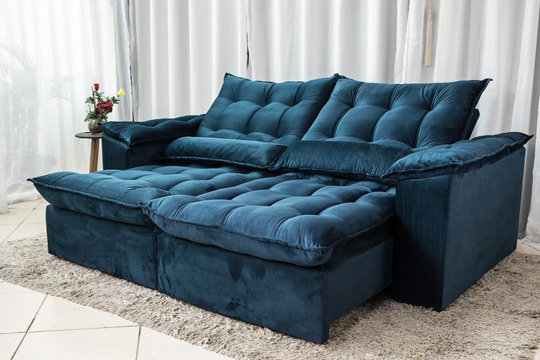 sofá retrátil azul escuro com acabamento em capitonê