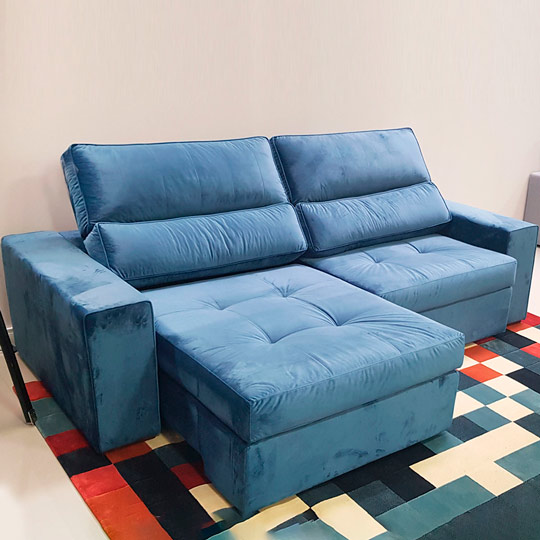 sofá retrátil azul co tapete geométrico azul