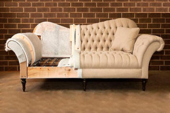 reforma de sofá: sofá antigo com uma metade desmontada