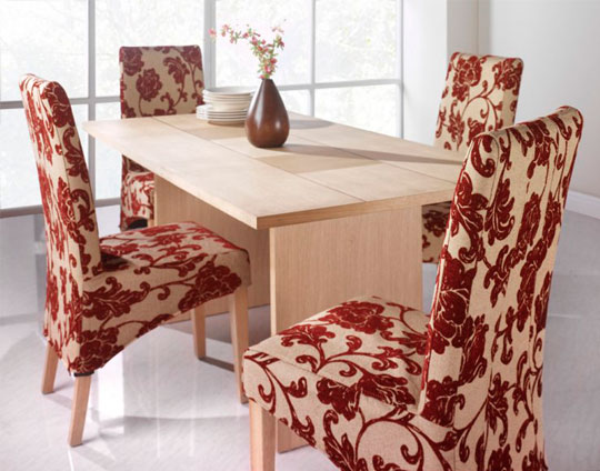 decoração de mesa com capa de cadeira