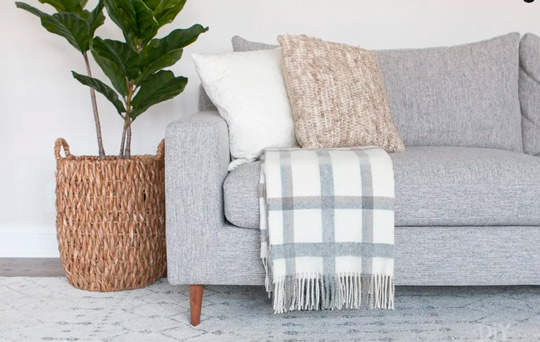 Manta para sofá: 7 dicas para combiná-la com a decoração da sala