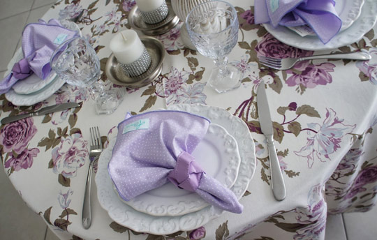 toalha de mesa floral lilás