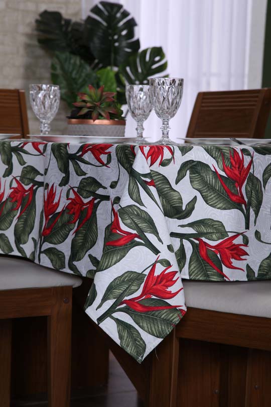 toalha de mesa com folhas verdes e vermelha