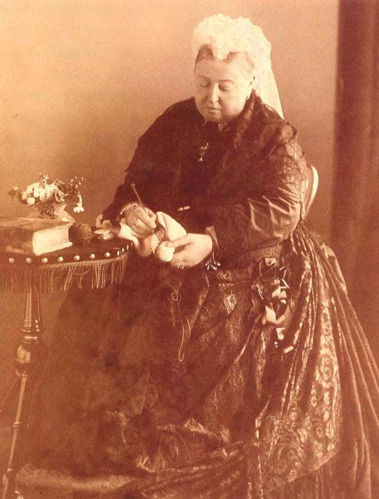 Imagem com Rainha Vitoria fazendo crochê