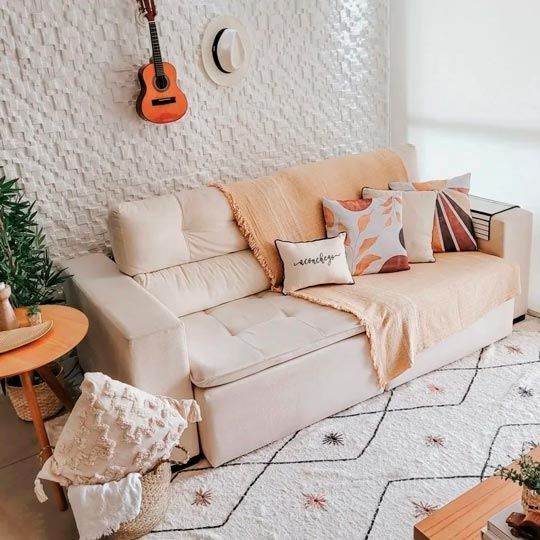 Aprenda como colocar manta no sofá retrátil para decorar o ambiente