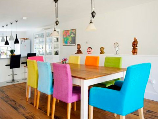 Cadeiras de jantar coloridas