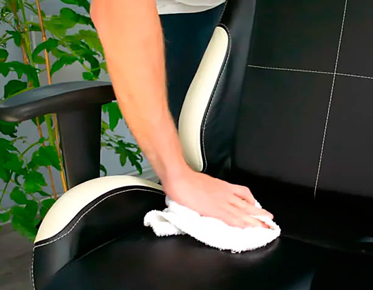 limpeza de cadeira de escritório de couro sintético