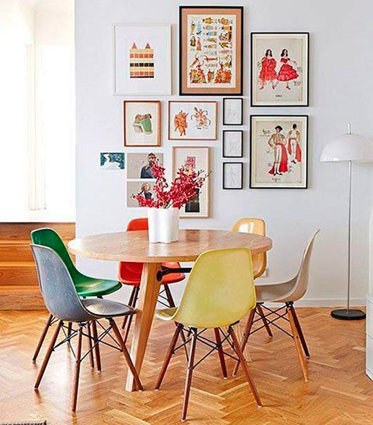 Mesa de jantar redonda com cadeiras coloridas