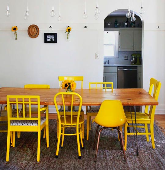 Sala de jantar com cadeiras amarelas