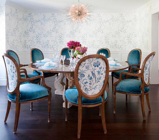 Sala de jantar com cadeiras azuis