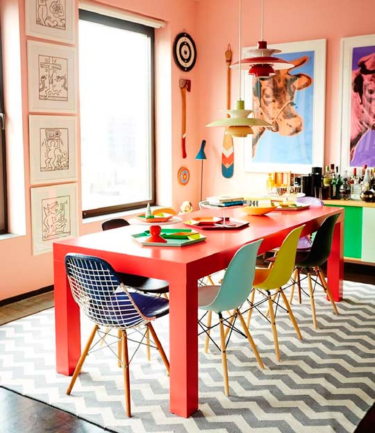Sala de jantar com cadeiras coloridas