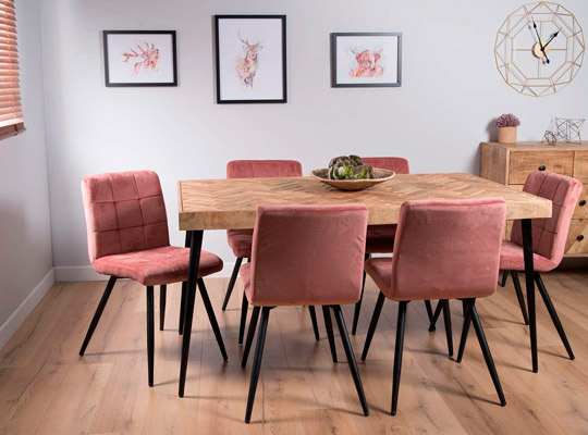 Sala de jantar com cadeiras cor-de-rosa