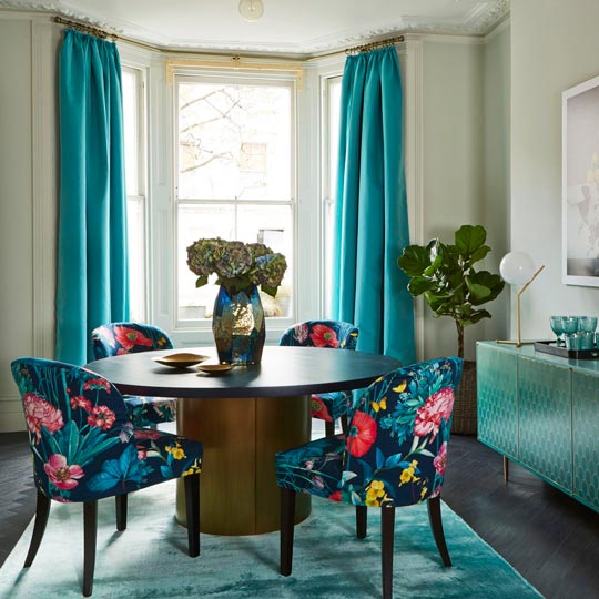 Sala de jantar com cadeiras estampadas azuis