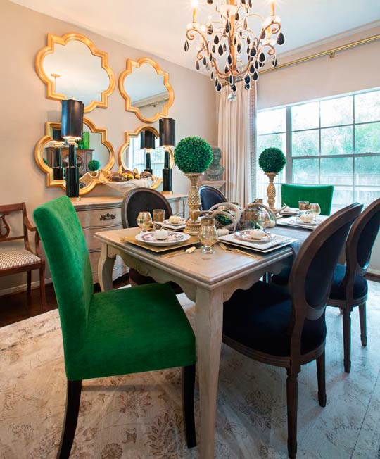 Sala de jantar com cadeiras verdes