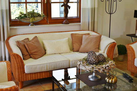 sofá bege com decoração rústica