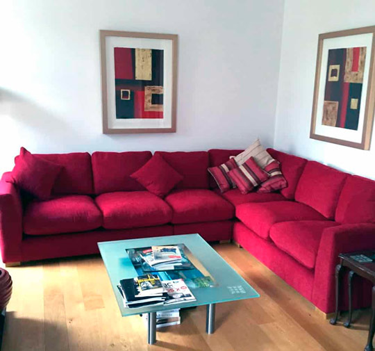 sofá de canto vermelho