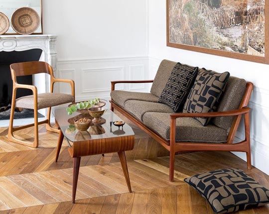 sofá de madeira com almofadas