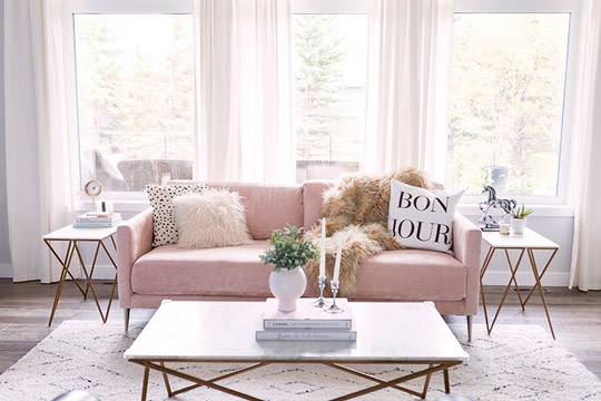 sofá rosa-claro