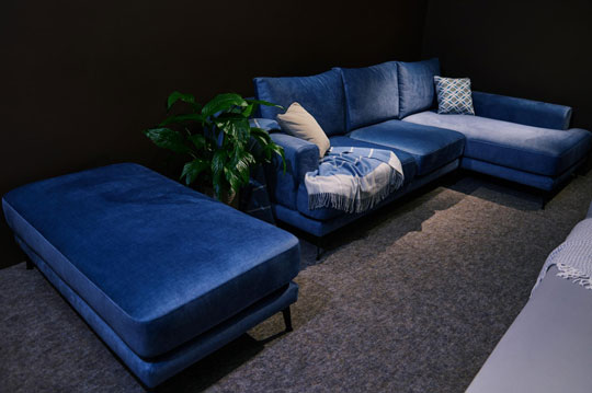 sofá de canto azul marinho