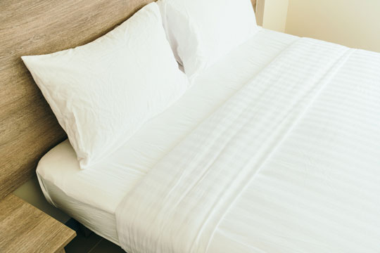 cama com lençol de cima