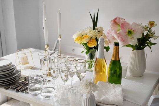 Mesa de festa com vasos de flores