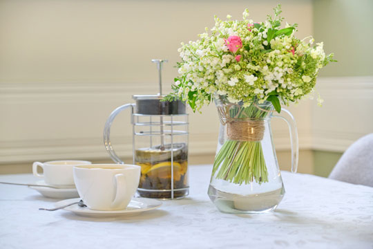 Mesa de café com flor