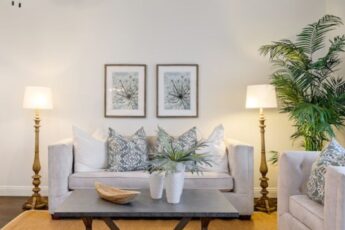 sala de estar com decoração moderna em tons neutros e suaves