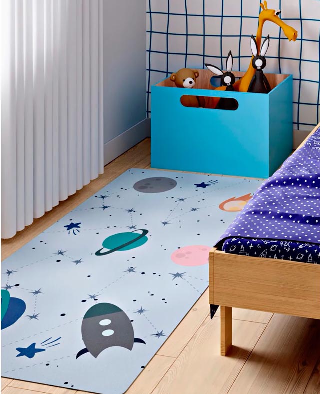 quarto infantil com decoração azul e tapete estampado com espaço sideral
