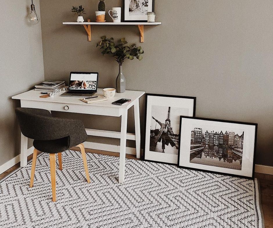home office com tapete minimalista