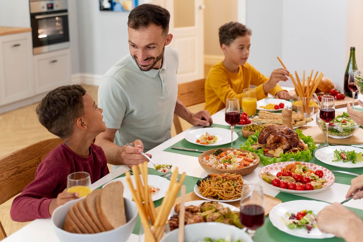 família comendo em mesa posta