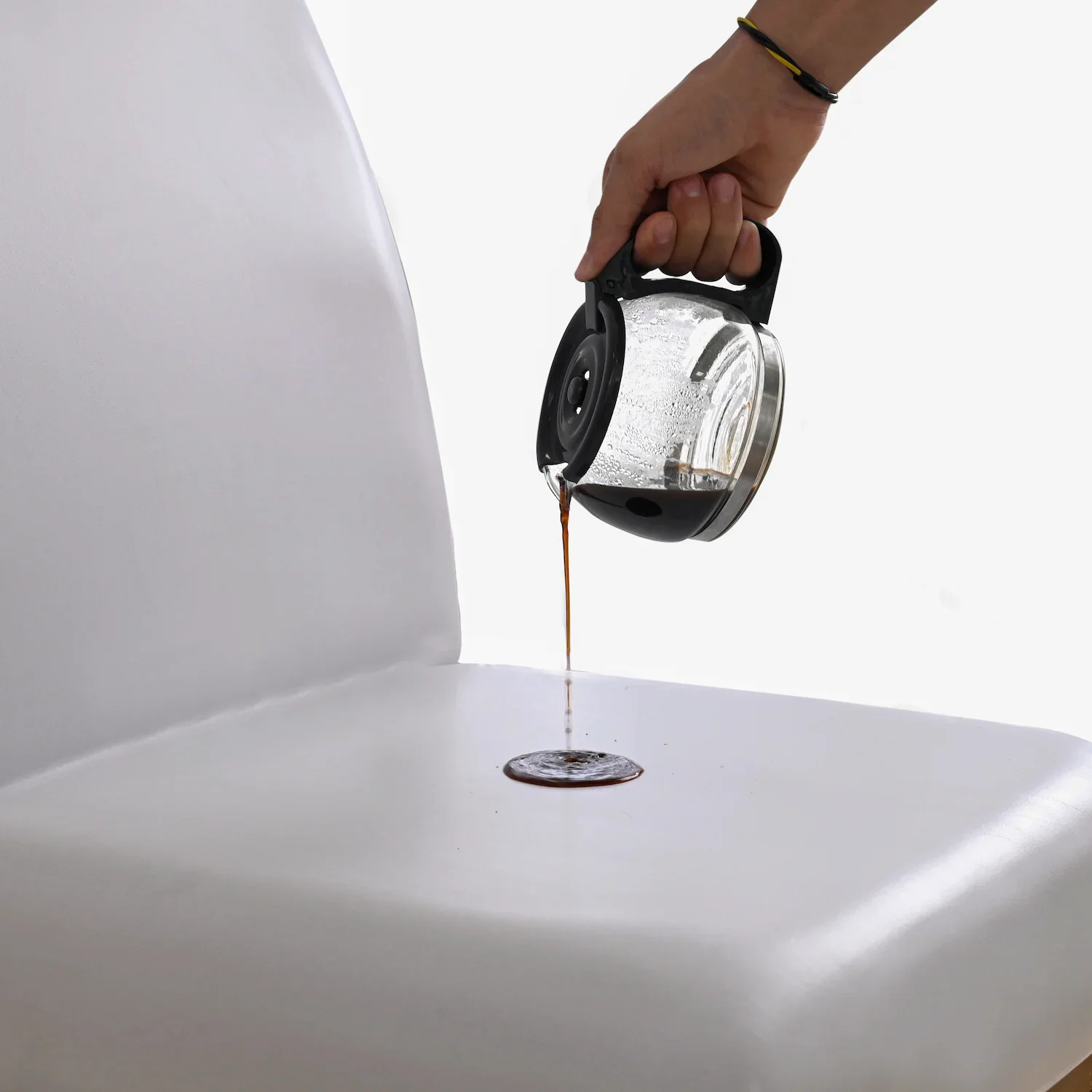 pessoa derramando café na capa de cadeira impermeável