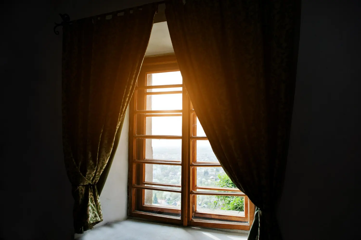 imagem da cortina para quarto representando o quanto ela pode proteger os móveis de danos do sol e claridade